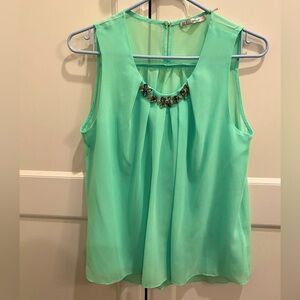 NWOT SIZE MEDIUM FLOWY SLEEVELESS TOP WITH GEM STOMES AT THE SCOOP NECK